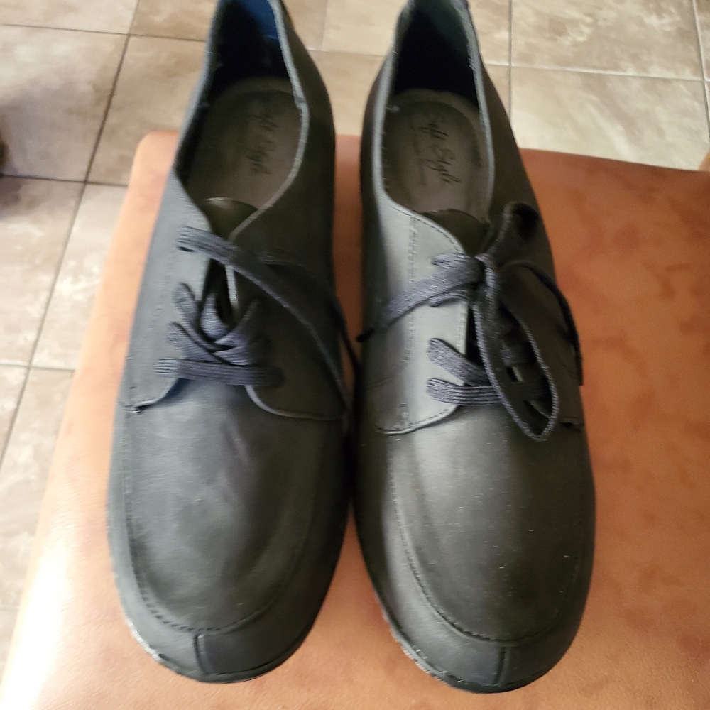 Black Nubuck women's shoes SZ 12 in original box never worn, excellent condition